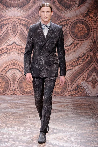 Look 28